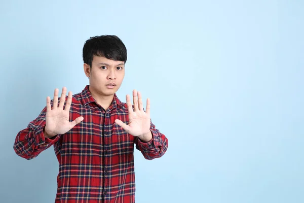 青い背景に立つ若い大人のアジア人男性 — ストック写真
