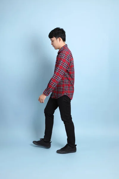 Den Unga Vuxna Asiatiska Mannen Står Den Blå Bakgrunden — Stockfoto