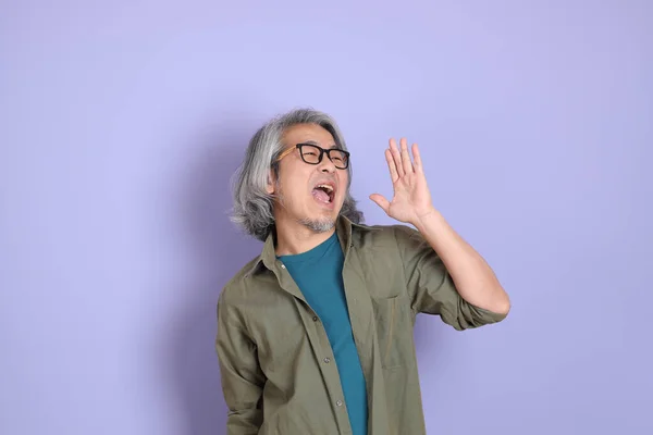 보라색 배경에서 평상복을 아시아 연장자 — 스톡 사진