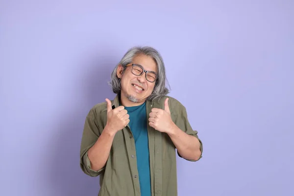 Старший Азіатський Чоловік Повсякденним Одягом Стоїть Фіолетовому Фоні — стокове фото