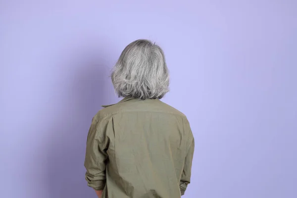 那个穿着休闲装站在紫色背景上的亚裔老人 — 图库照片