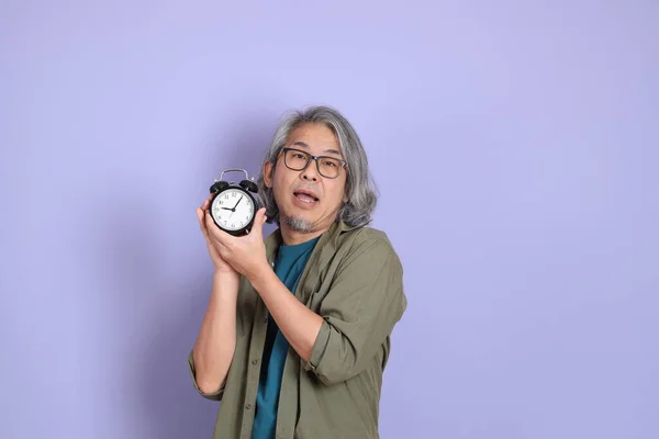 Uomo Asiatico Anziano Con Vestiti Casual Piedi Sullo Sfondo Viola — Foto Stock