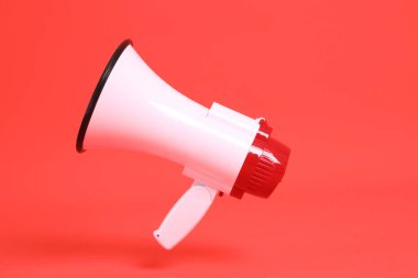 Turuncu arka planda yüzen megafonun izole edilmiş resmi..