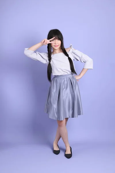 Jovem Menina Asiática Roxo Preppy Vestida Sobre Fundo Roxo — Fotografia de Stock