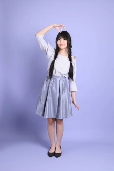 Mladý Asijské Dívka Fialové Preppy Oblečený Stojící Fialovém Pozadí — Stock fotografie