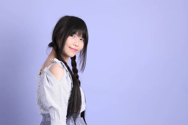 Mladý Asijské Dívka Fialové Preppy Oblečený Stojící Fialovém Pozadí — Stock fotografie