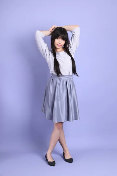 Das Junge Asiatische Mädchen Lila Adretten Kleidern Steht Auf Dem — Stockfoto