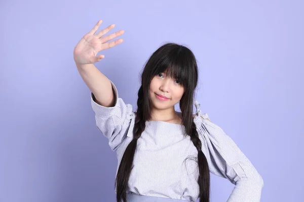 Das Junge Asiatische Mädchen Lila Adretten Kleidern Steht Auf Dem — Stockfoto