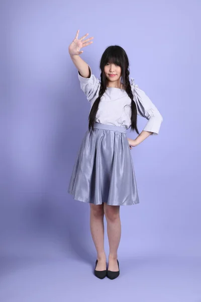 Mor Arka Planda Duran Mor Giysili Asyalı Genç Kız — Stok fotoğraf
