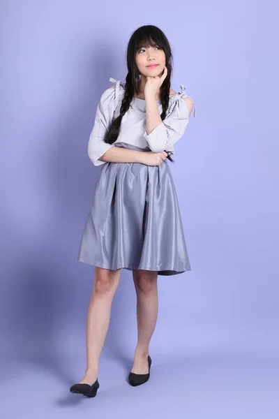 Das Junge Asiatische Mädchen Lila Adretten Kleidern Steht Auf Dem — Stockfoto