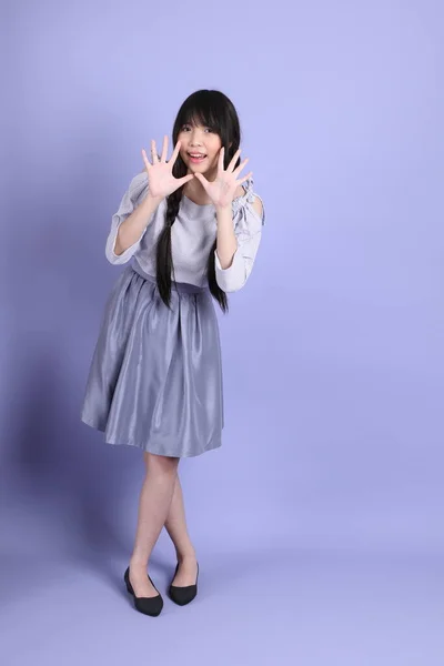 자주색 아시아 소녀가 보라색 배경에 — 스톡 사진