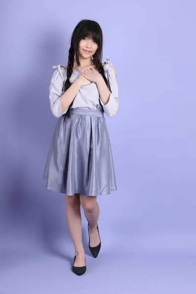 Jovem Menina Asiática Roxo Preppy Vestida Sobre Fundo Roxo — Fotografia de Stock