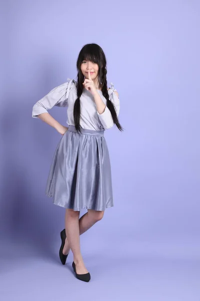 자주색 아시아 소녀가 보라색 배경에 — 스톡 사진