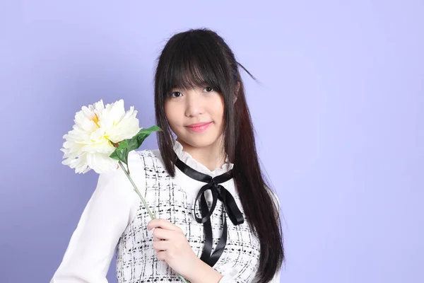 Het Jong Aziatisch Meisje Wit Preppy Gekleed Staan Paarse Achtergrond — Stockfoto