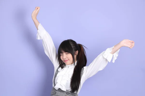 Мила Дівчина Азії Білим Преппі Одягнена Одяг Сидить Пурпуровому Фоні — стокове фото