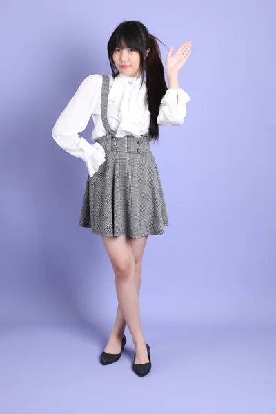 Мила Дівчина Азії Білим Преппі Одягнена Одяг Стоїть Пурпуровому Фоні — стокове фото