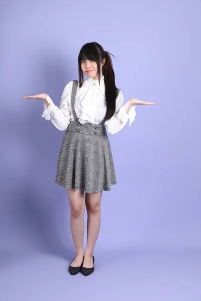 Roztomilé Mladé Asijské Dívka Bílou Preppy Oblečený Styl Stojící Fialovém — Stock fotografie
