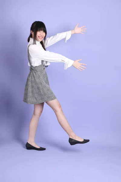 Roztomilé Mladé Asijské Dívka Bílou Preppy Oblečený Styl Stojící Fialovém — Stock fotografie