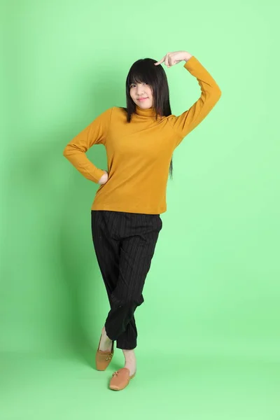 Jovem Menina Asiática Bonito Com Casual Vestido Sobre Fundo Verde — Fotografia de Stock