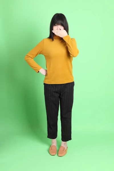 Jovem Menina Asiática Bonito Com Casual Vestido Sobre Fundo Verde — Fotografia de Stock