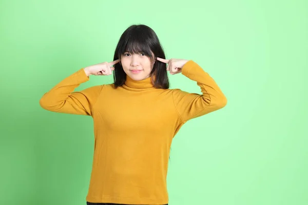 Jovem Menina Asiática Bonito Com Casual Vestido Sobre Fundo Verde — Fotografia de Stock