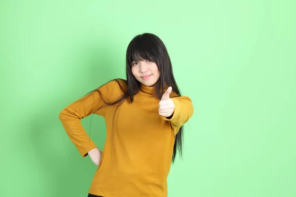 Милая Молодая Азиатская Девушка Случайным Одет Стоя Зеленом Фоне — стоковое фото