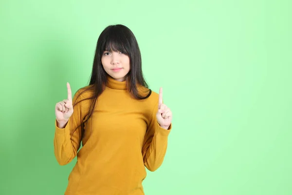 Jovem Menina Asiática Bonito Com Casual Vestido Sobre Fundo Verde — Fotografia de Stock