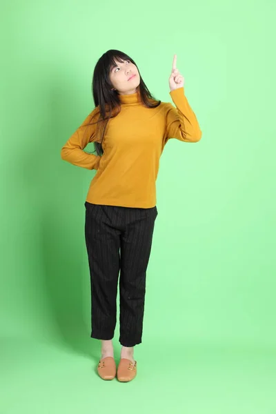 Jovem Menina Asiática Bonito Com Casual Vestido Sobre Fundo Verde — Fotografia de Stock