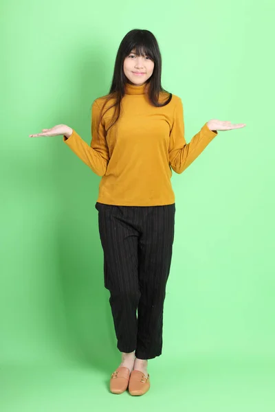Cute Young Asian Girl Casual Dressed Standing Green Background — Stock Photo, Image