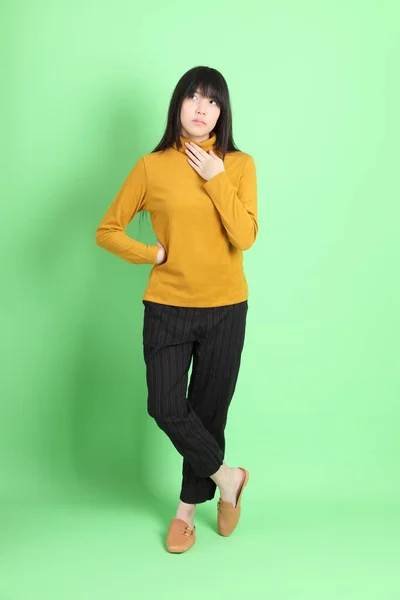 Roztomilé Mladé Asijské Dívka Ležérní Oblečení Stojící Zeleném Pozadí — Stock fotografie