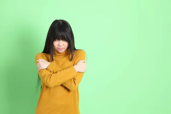 Jovem Menina Asiática Bonito Com Casual Vestido Sobre Fundo Verde — Fotografia de Stock