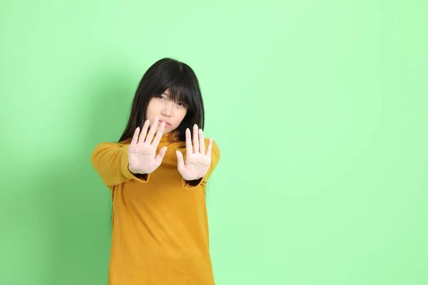 Χαριτωμένο Νεαρό Κορίτσι Της Ασίας Casual Ντυμένος Στέκεται Στο Πράσινο — Φωτογραφία Αρχείου