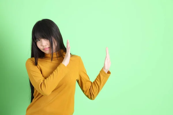 Schattige Jonge Aziatische Meisje Met Casual Gekleed Staan Groene Achtergrond — Stockfoto