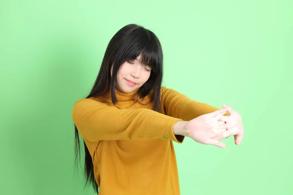 Милая Молодая Азиатская Девушка Случайным Одет Стоя Зеленом Фоне — стоковое фото