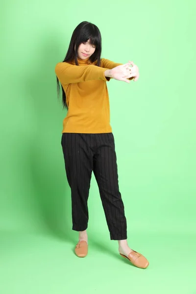 Lindo Joven Asiático Chica Con Casual Vestido Pie Sobre Fondo — Foto de Stock