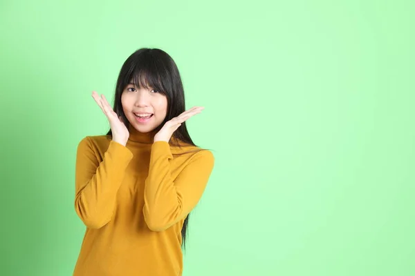 Lindo Joven Asiático Chica Con Casual Vestido Pie Sobre Fondo —  Fotos de Stock