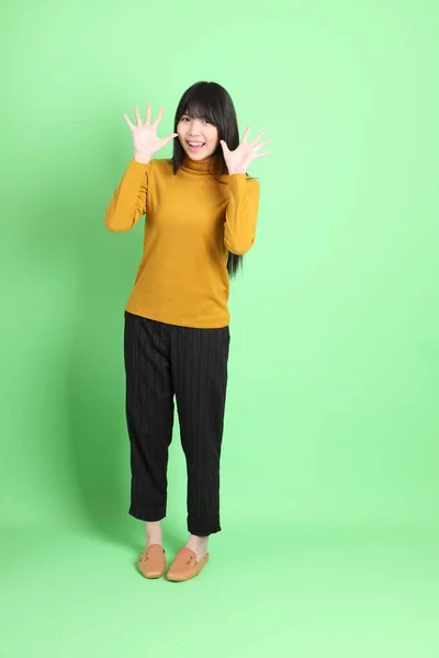 Roztomilé Mladé Asijské Dívka Ležérní Oblečení Stojící Zeleném Pozadí — Stock fotografie