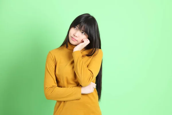초록색 배경에서 평상복을 귀여운 아시아인 — 스톡 사진
