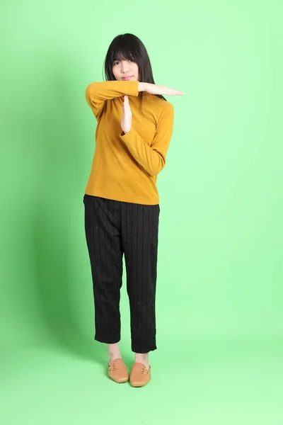 Jovem Menina Asiática Bonito Com Casual Vestido Sobre Fundo Verde — Fotografia de Stock