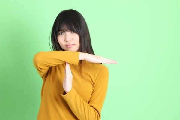 Lindo Joven Asiático Chica Con Casual Vestido Pie Sobre Fondo —  Fotos de Stock