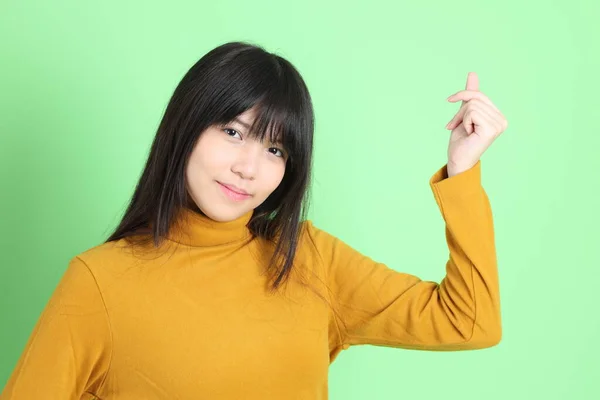 Jovem Menina Asiática Bonito Com Casual Vestido Sobre Fundo Verde — Fotografia de Stock