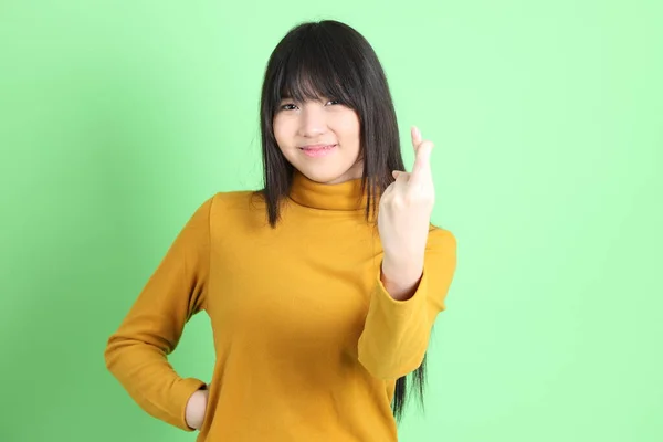 Yeşil Arka Planda Sıradan Giyinmiş Tatlı Asyalı Genç Kız — Stok fotoğraf