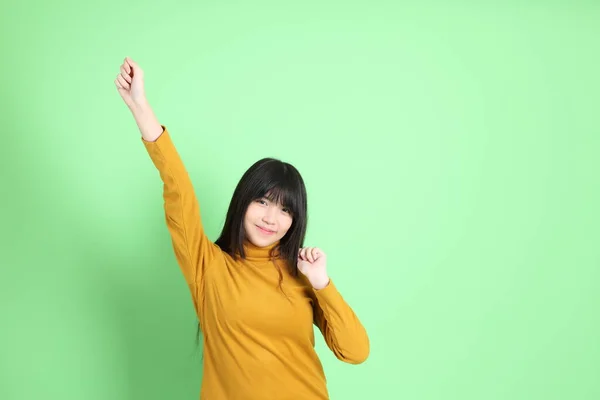 Schattige Jonge Aziatische Meisje Met Casual Gekleed Staan Groene Achtergrond — Stockfoto
