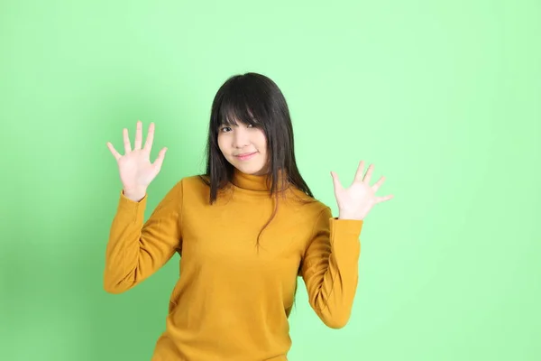 Den Söta Unga Asiatiska Flicka Med Casual Klädd Stående Den — Stockfoto