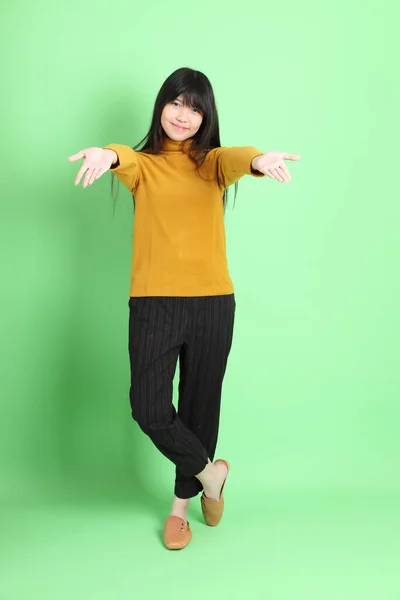 Мила Дівчина Азії Одягнена Недбало Стоїть Зеленому Тлі — стокове фото
