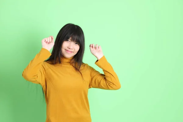 Schattige Jonge Aziatische Meisje Met Casual Gekleed Staan Groene Achtergrond — Stockfoto