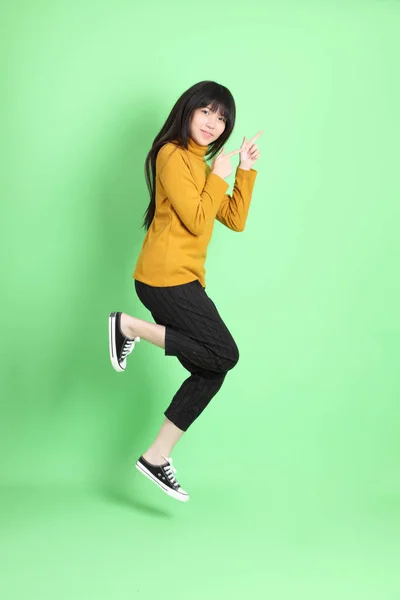 Lindo Joven Asiático Chica Con Casual Vestido Pie Sobre Fondo — Foto de Stock