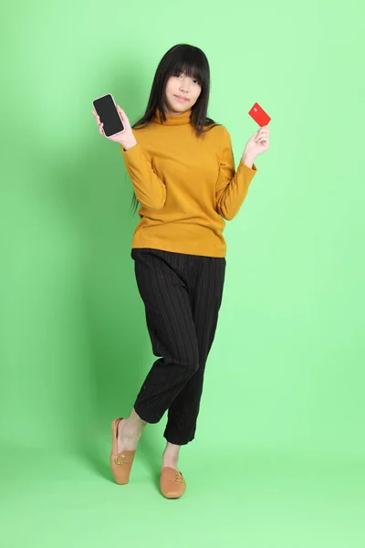 Lindo Joven Asiático Chica Con Casual Vestido Pie Sobre Fondo —  Fotos de Stock