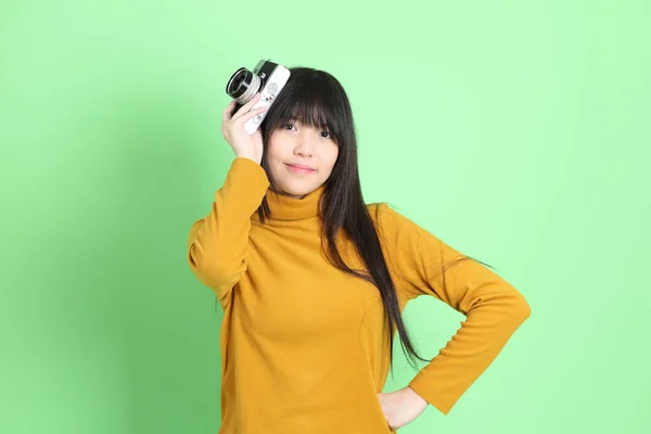 Lindo Joven Asiático Chica Con Casual Vestido Pie Sobre Fondo —  Fotos de Stock