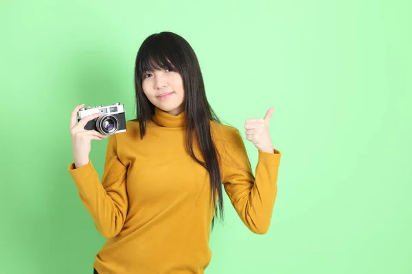 Jovem Menina Asiática Bonito Com Casual Vestido Sobre Fundo Verde — Fotografia de Stock